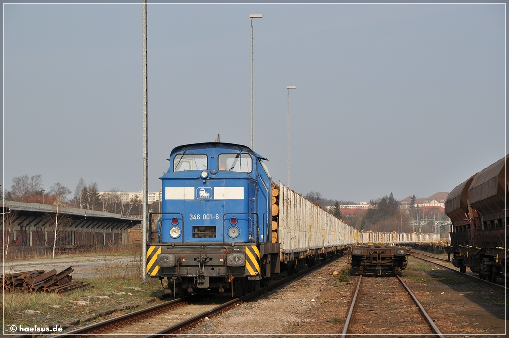 Die erste Lok der Preßnitztalbahn Bau- und Betriebsgesellschaft rangiert am 21.04.2013 in Freiberg (Sachs) einen Holzzug unter den Fahrdraht.