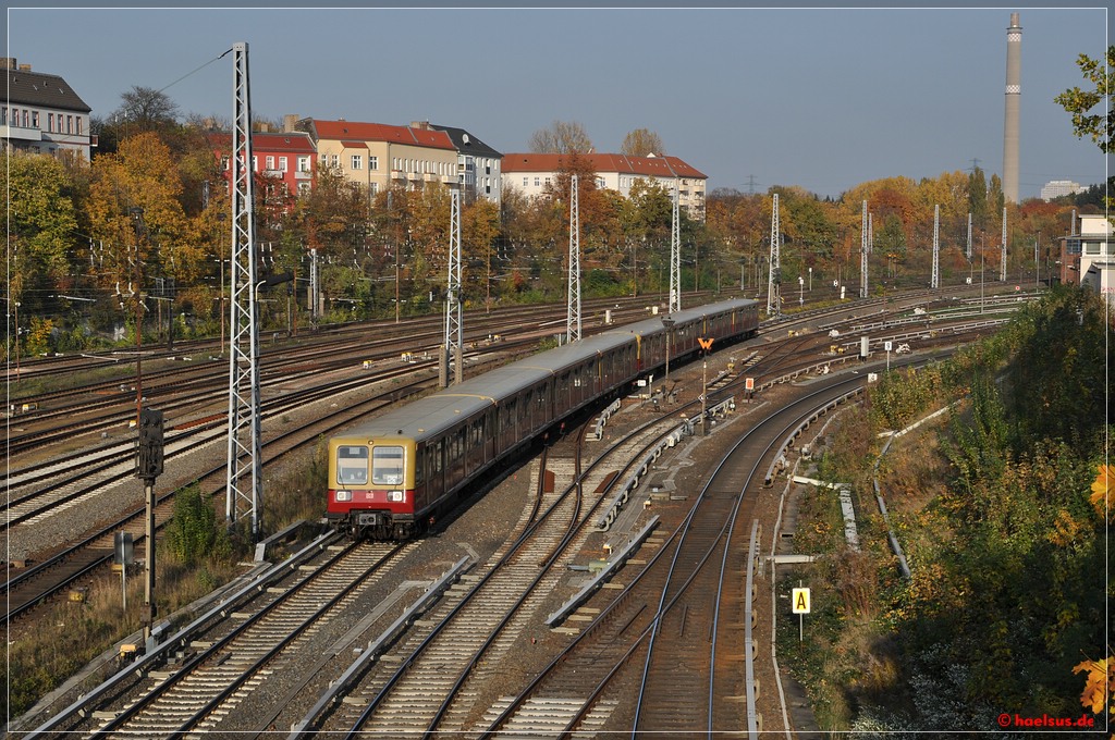 Noch kann die Berliner S-Bahn auf die Triebzüge der Baureihe 485 nicht verzichten. Am Nachmittag des 21.10.2012 erreicht ein Vollzug den Bahnhof Berlin-Lichtenberg.