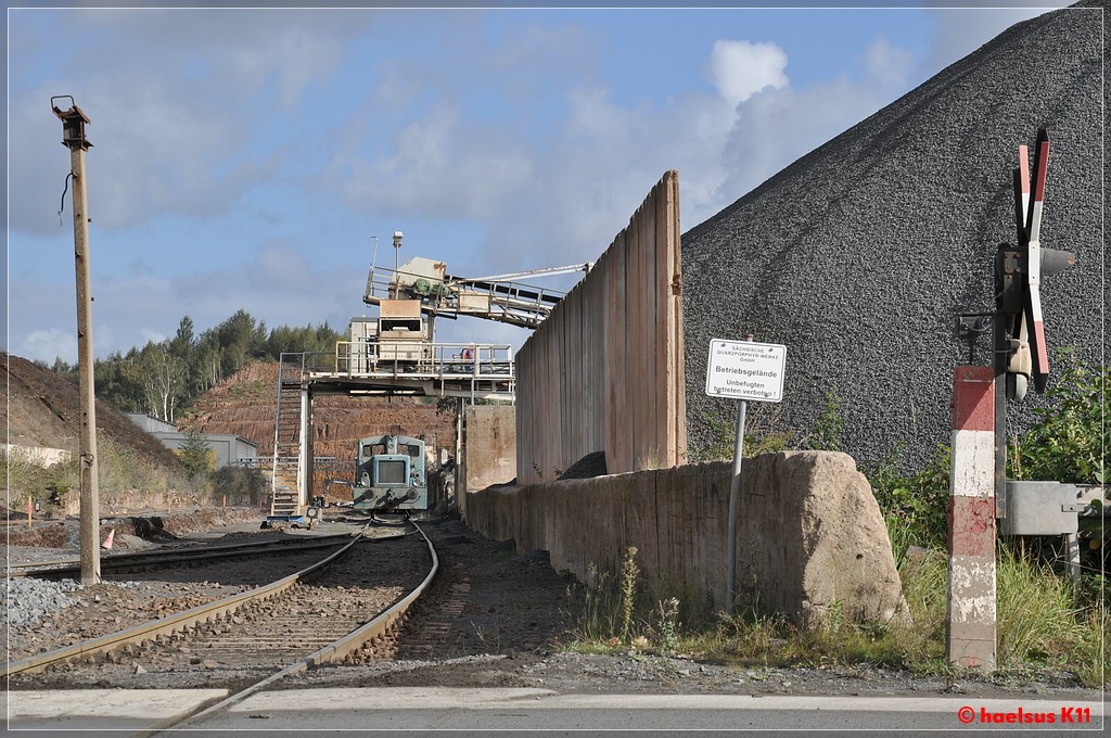 Auf der Anschlussbahn der Sächsische Quarzporphyr-Werke GmbH verrichtet noch eine V 22 ihren Dienst. 