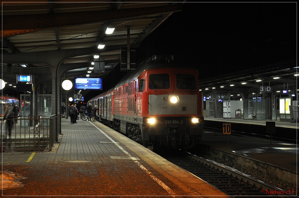 232 904 wird in wenigen Augenblicken nach kurzem Halt am Kulturbahnhof Weimar mit ihrem RE in die Dunkelheit Richtung Gera entschwinden.