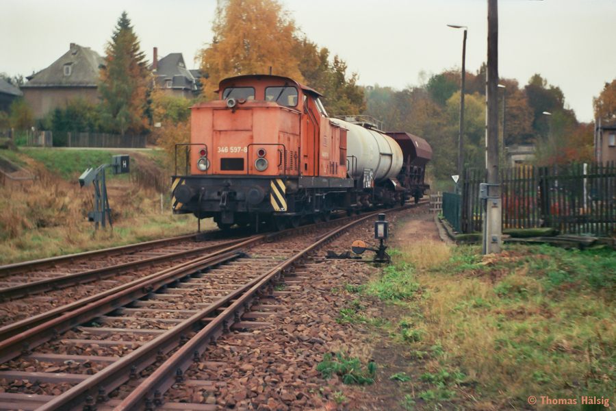 Am 29.10.1999 fährt CB 59488 in den Bahnhof Markersdorf-Taura ein. Am Fotostandort verläuft heutzutage die B 107 quer über die ehemaligen Gleisanlagen. 