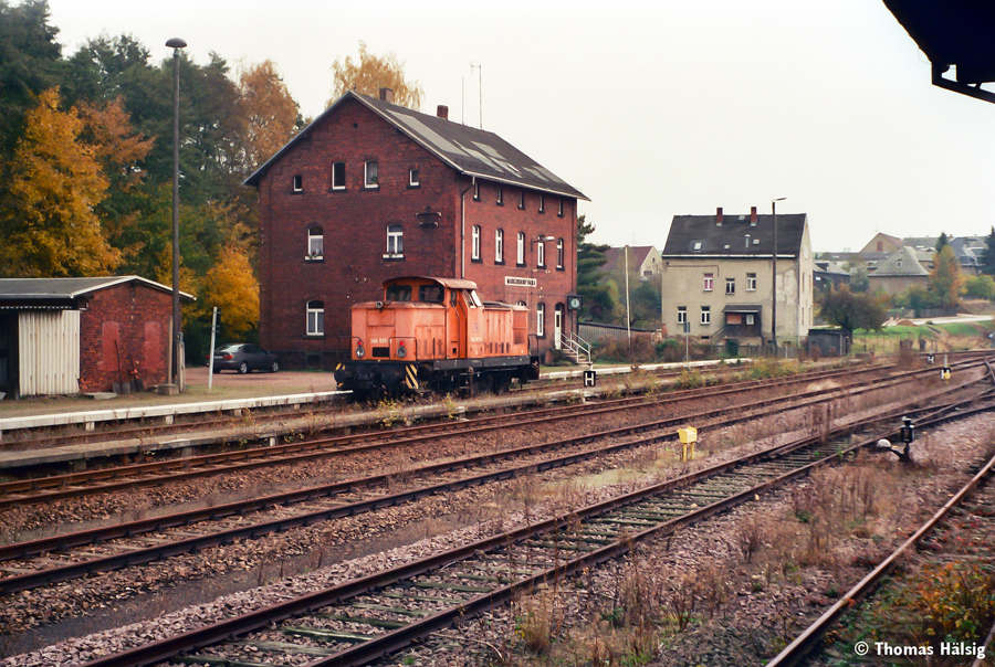 Blick vom Güterschuppen in Markersdorf-Taura zum Empfangsgebäude. 